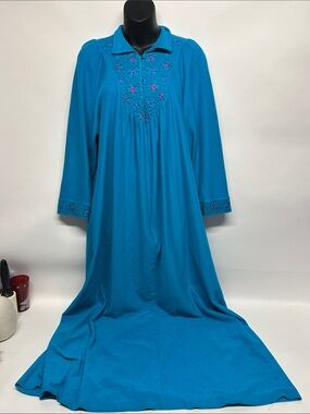 Turquoise Blue Embroidered Long Women's vintage Haus coat robe Vanity Fair large